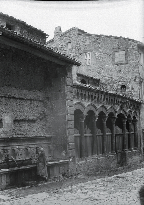 [Assisi (Italy), portico of Monte Frumentario and Fonte Oliviera]