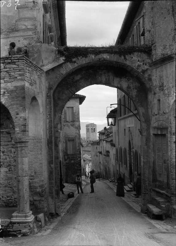 [Assisi (Italy), street scene with people]