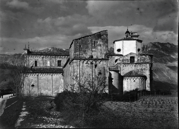 [Corfinio (Italy), Basilica di San Pelino, right side]